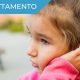 Otite: immagine di una bambina con mal d'orecchio, tipico sintomo dell'otite.